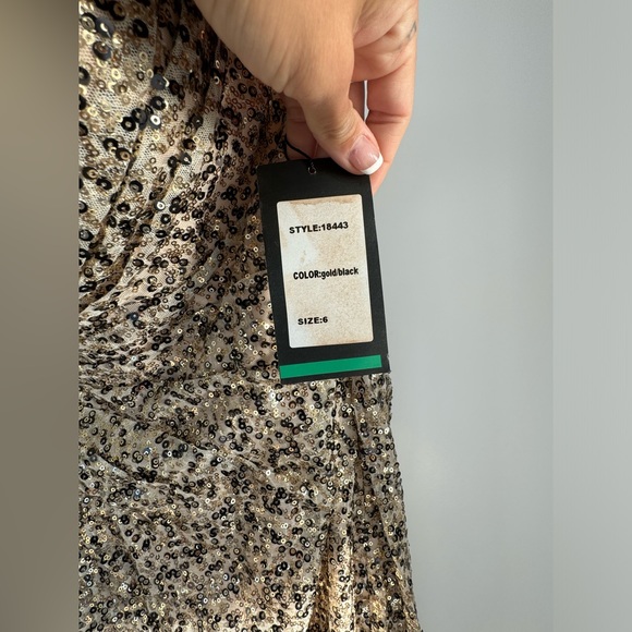 Gold sequin gown - Picture 5 of 6